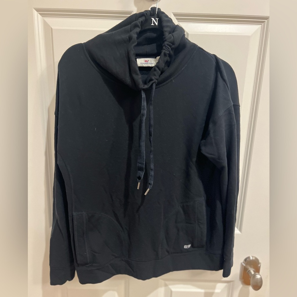 Vineyard Vines Black soft fleece Classic Pullover Design